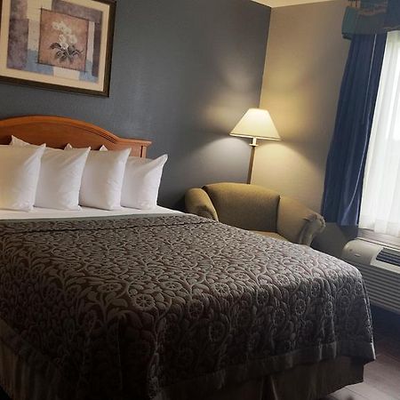 Days Inn By Wyndham Galliano La Bagian luar foto