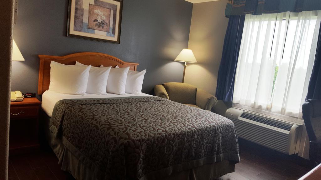 Days Inn By Wyndham Galliano La Bagian luar foto
