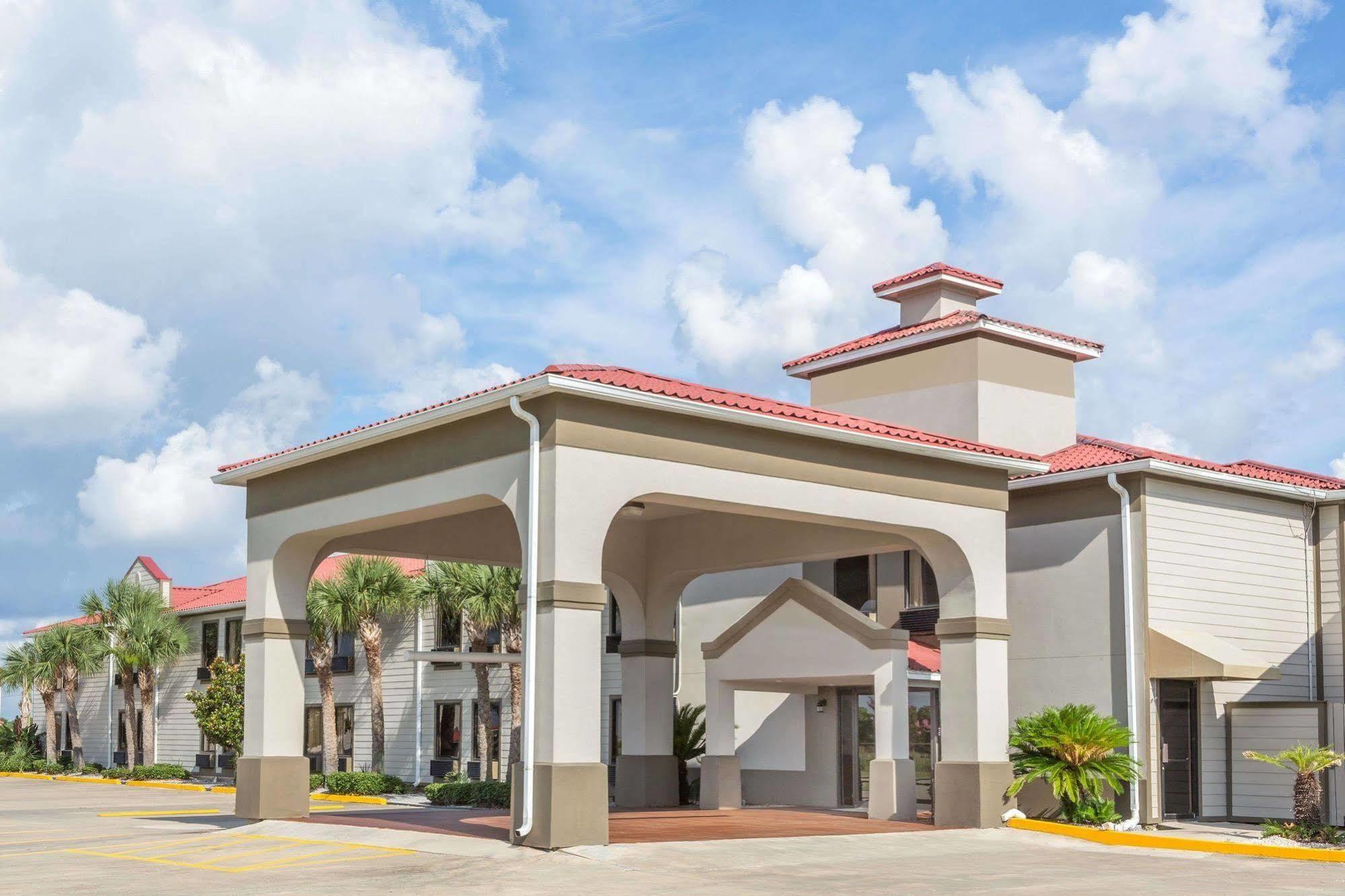 Days Inn By Wyndham Galliano La Bagian luar foto