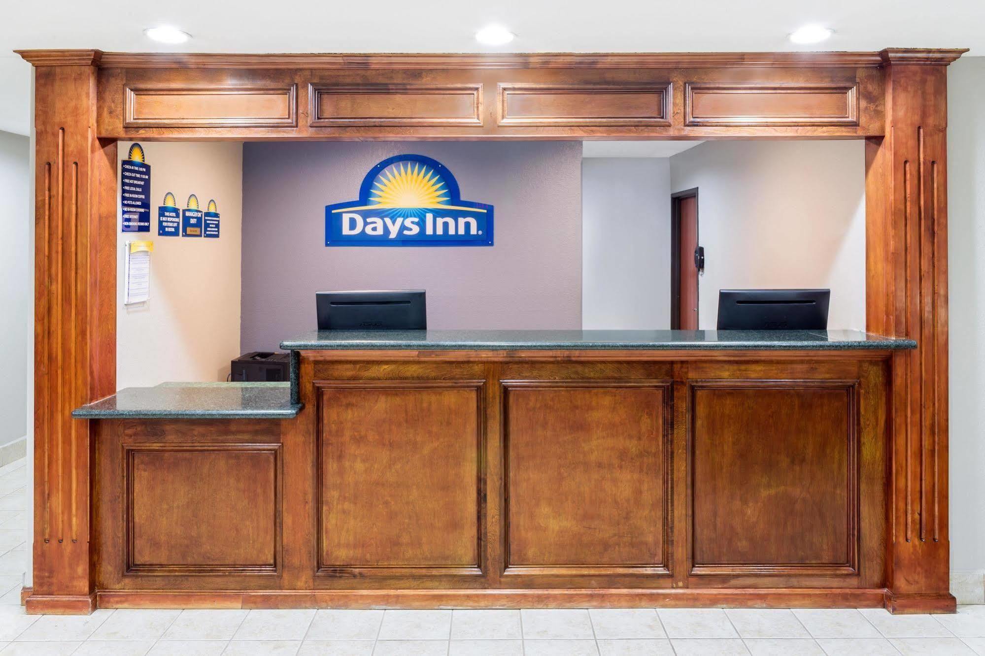 Days Inn By Wyndham Galliano La Bagian luar foto