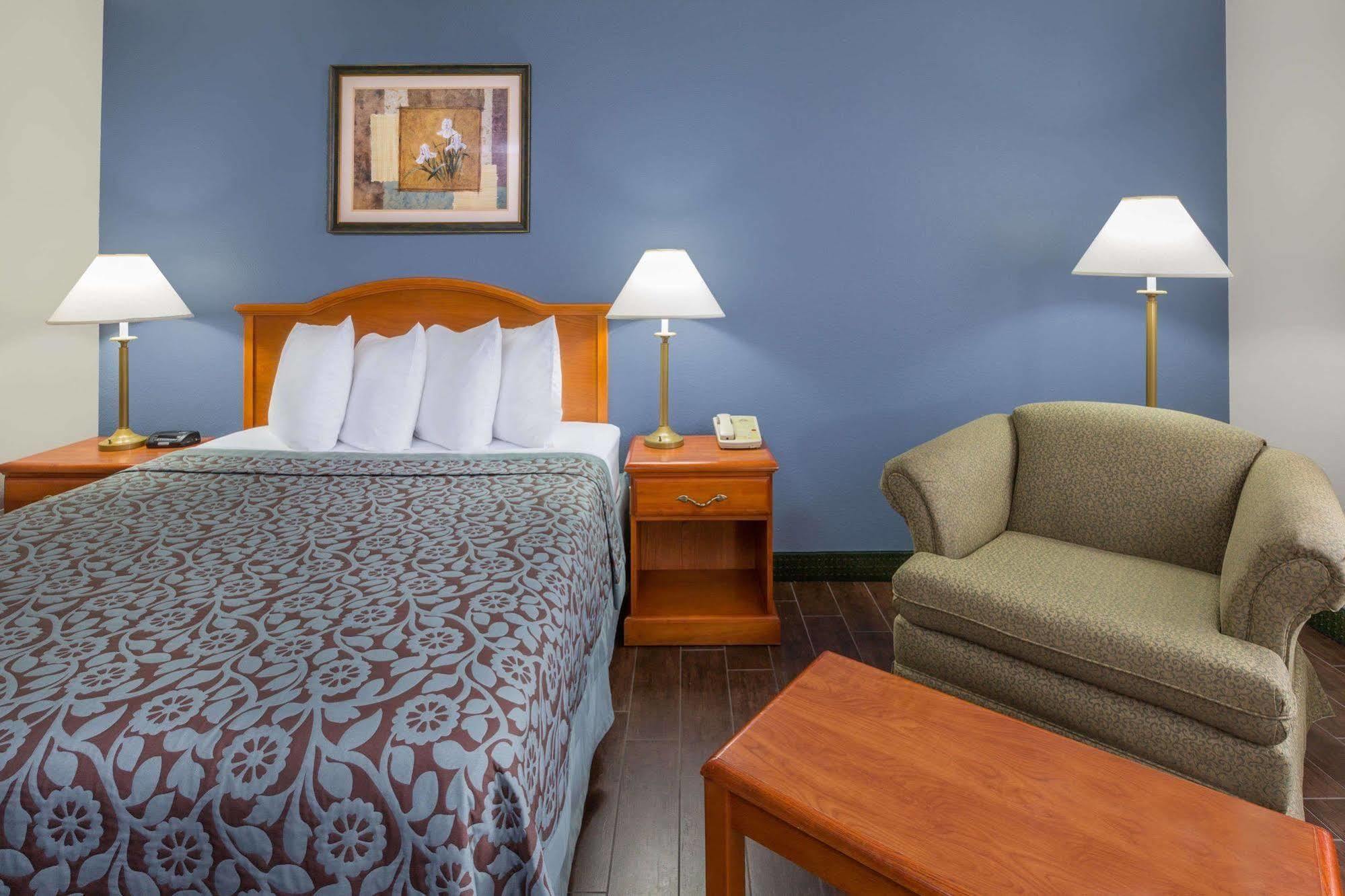 Days Inn By Wyndham Galliano La Bagian luar foto